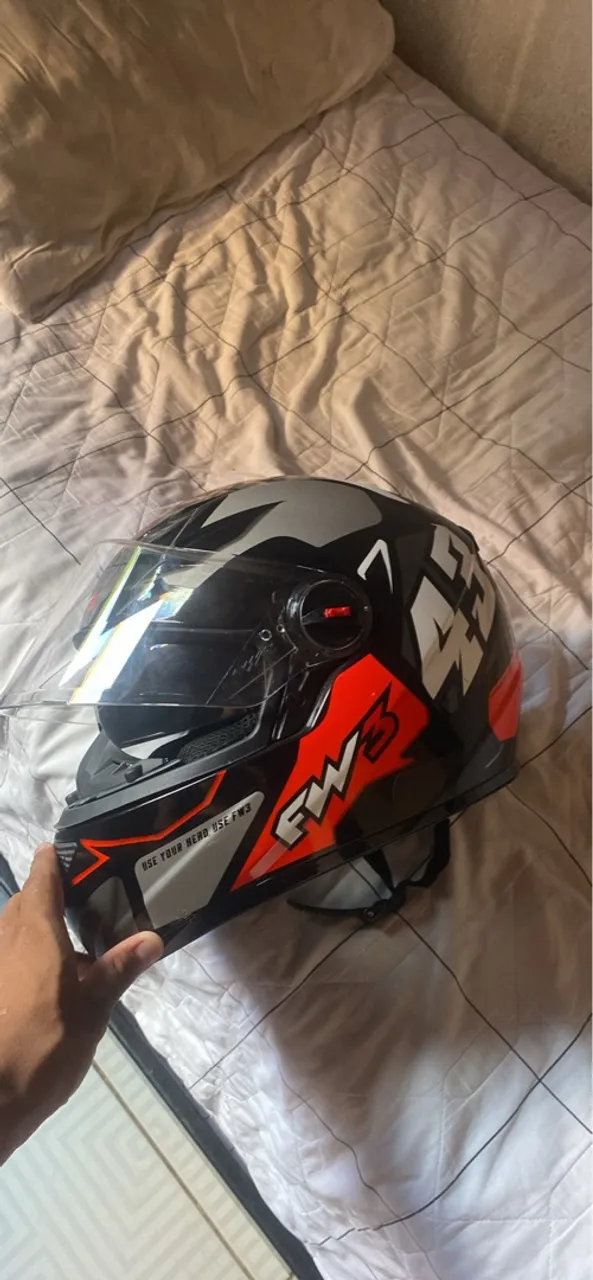 Capacete FW3 Preto com Detalhes Vermelhos