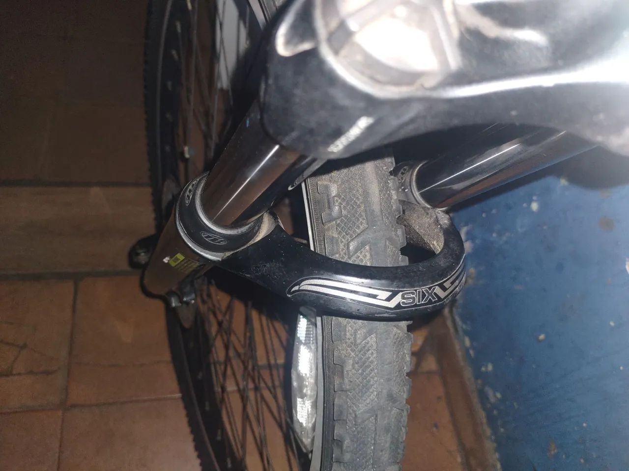 Suspensão Manitou six aro 26  - Foto 3