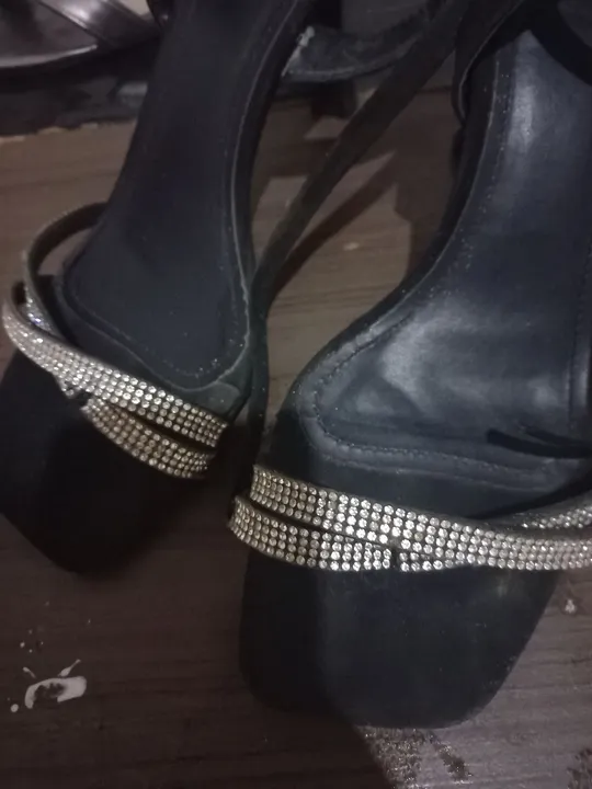 Sandália de salto alto preta com strass