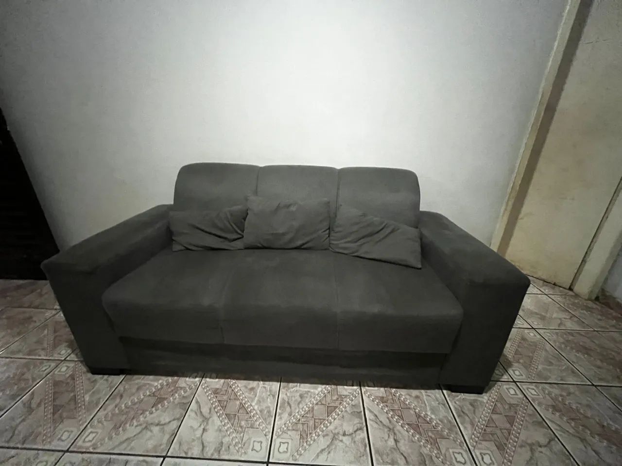 Sofá 3 lugares em suede - Foto 2