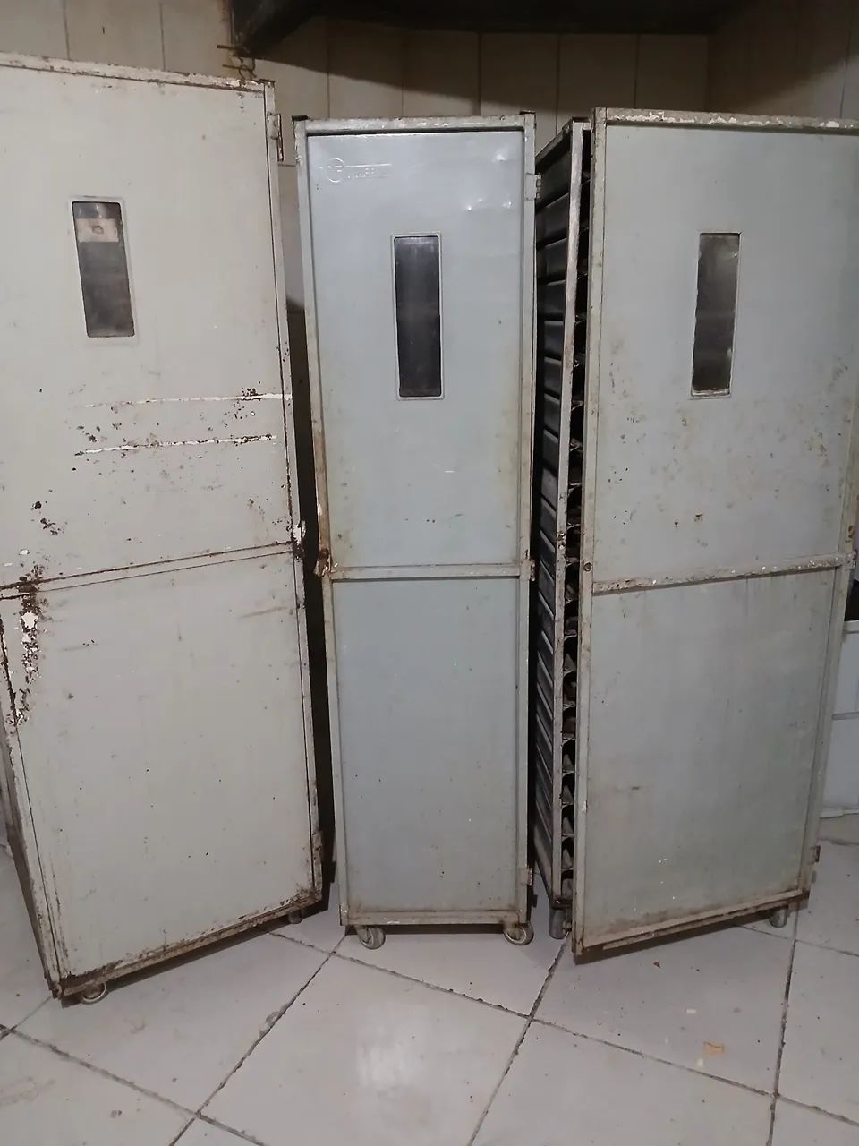 Vende-se 3 carrinhos de pão sendo 2 pão francês 1 pão doce .