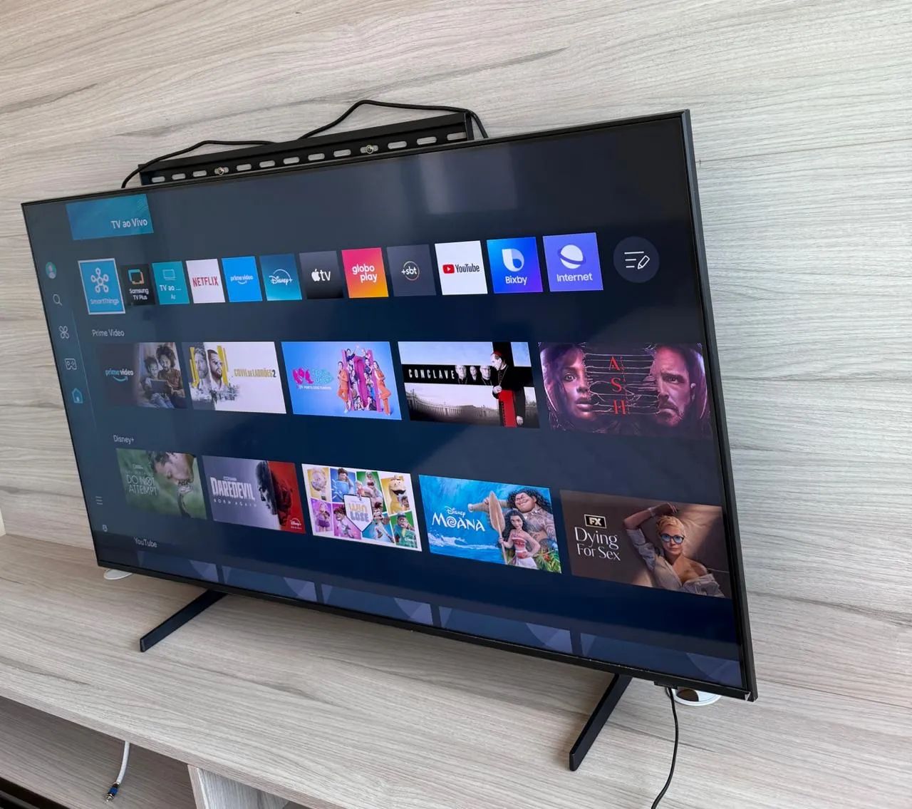 Smart TV 4K com design moderno 50 polegadas 