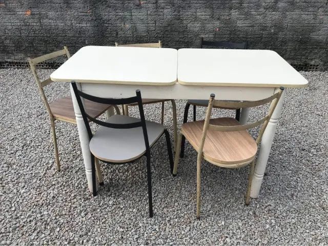 Mesa com 5 cadeiras! Dimensões na descrição do anúncio!!