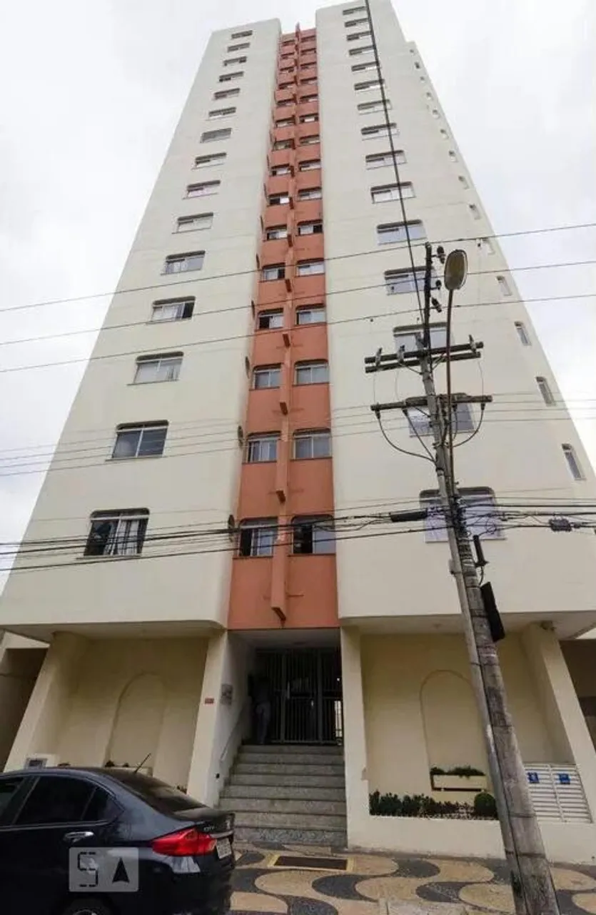Kitnet no centro com ótimo custo benefício, 45 m2 e vaga coberta.