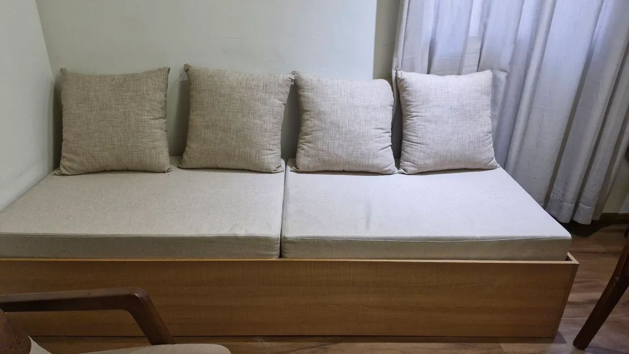 Sofa módulo com almofadas 