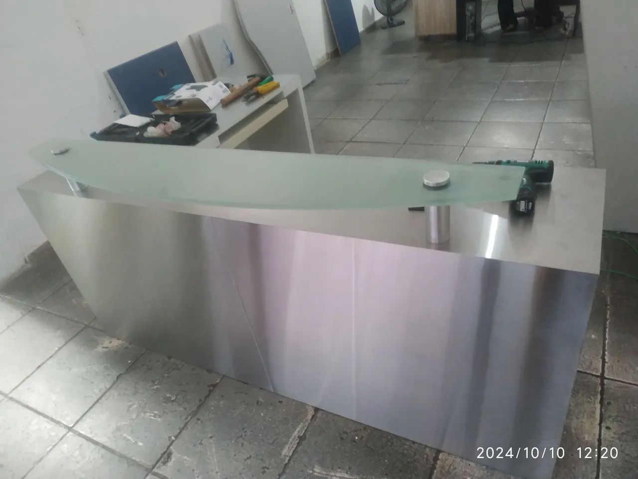 Balcão de escritório moderno em aço inox com vidro