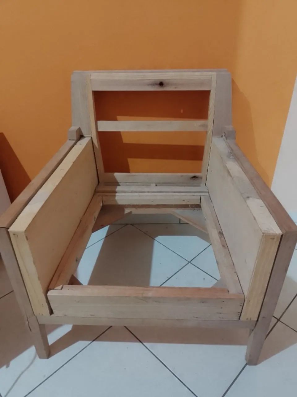 Estrutura de madeira para poltrona doação 