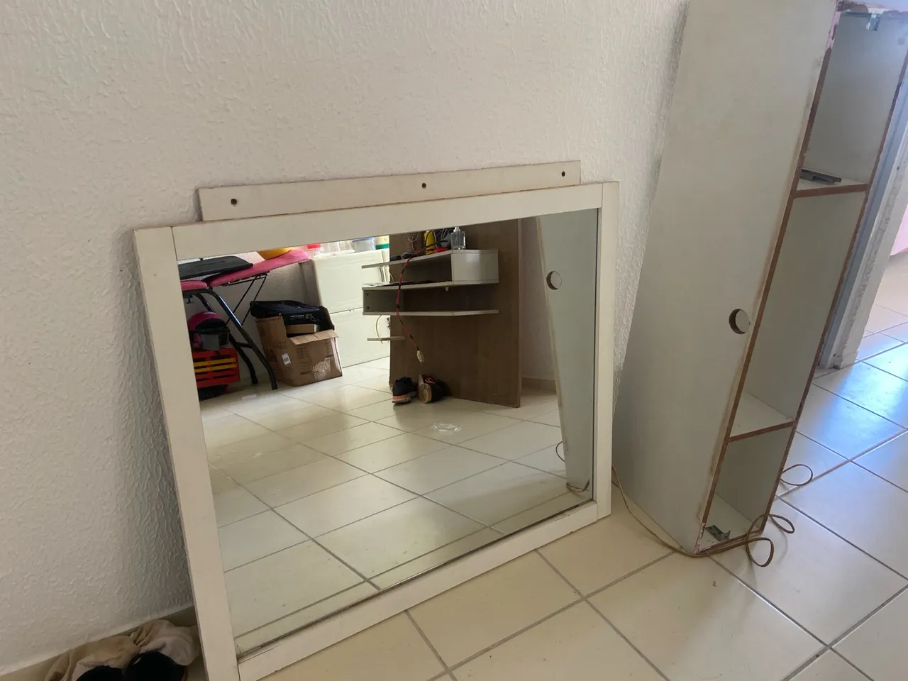 Espelho com moldura branca