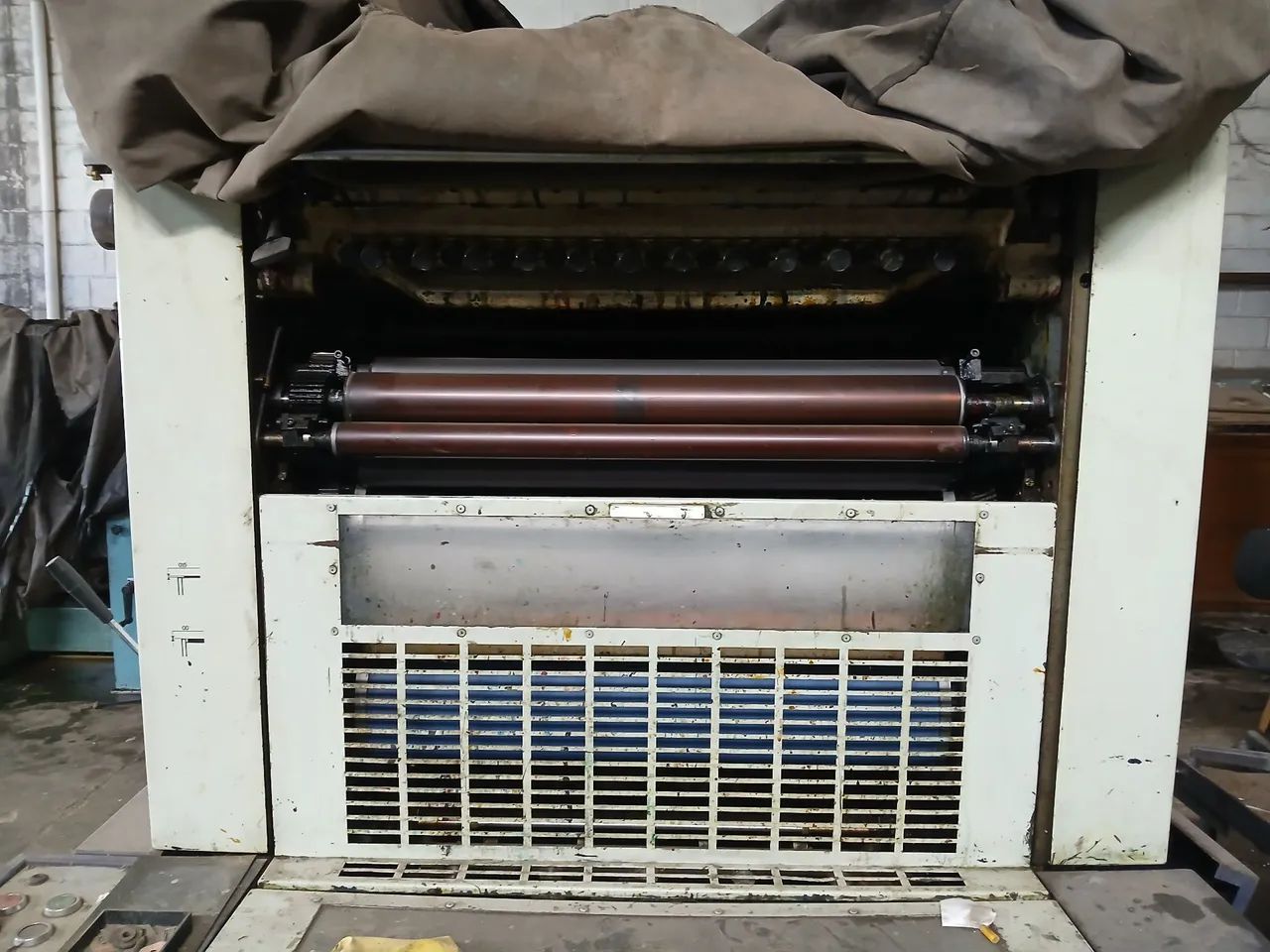 2 Máquina offset Dominante 715