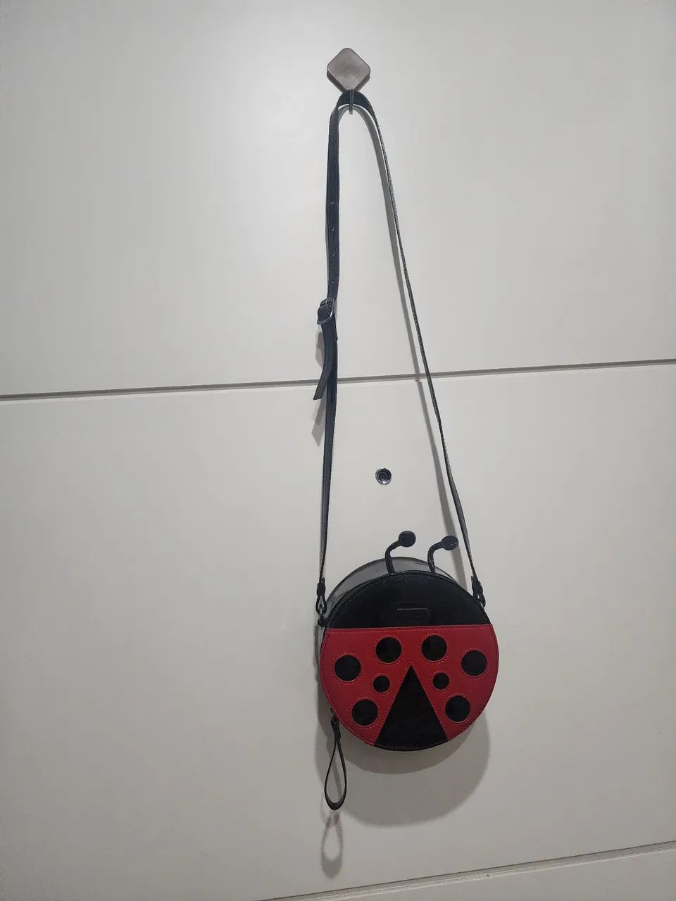 Bolsa Santa Lolla  de verniz joaninha 