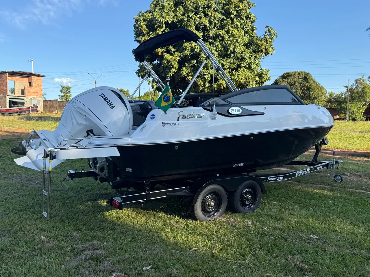 Lancha Focker 212 com Motor Yamaha 150 HP 4T Branco