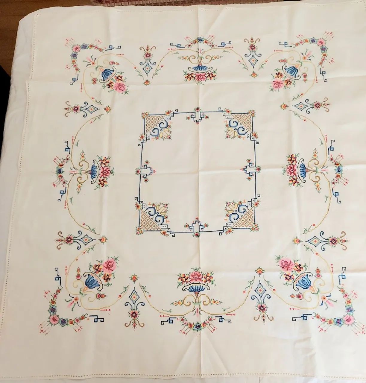 Jogo de Toalha de Mesa Bordadas .