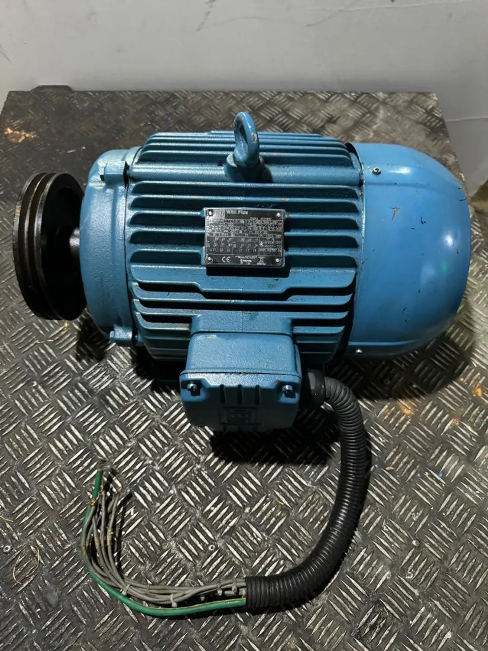 Motor Elétrico Trifásico 6 polos 220 v / 380 v. 15 cv