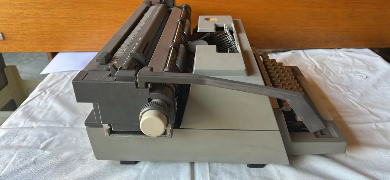 Maqujna de Escrever Olivetti Linea 98