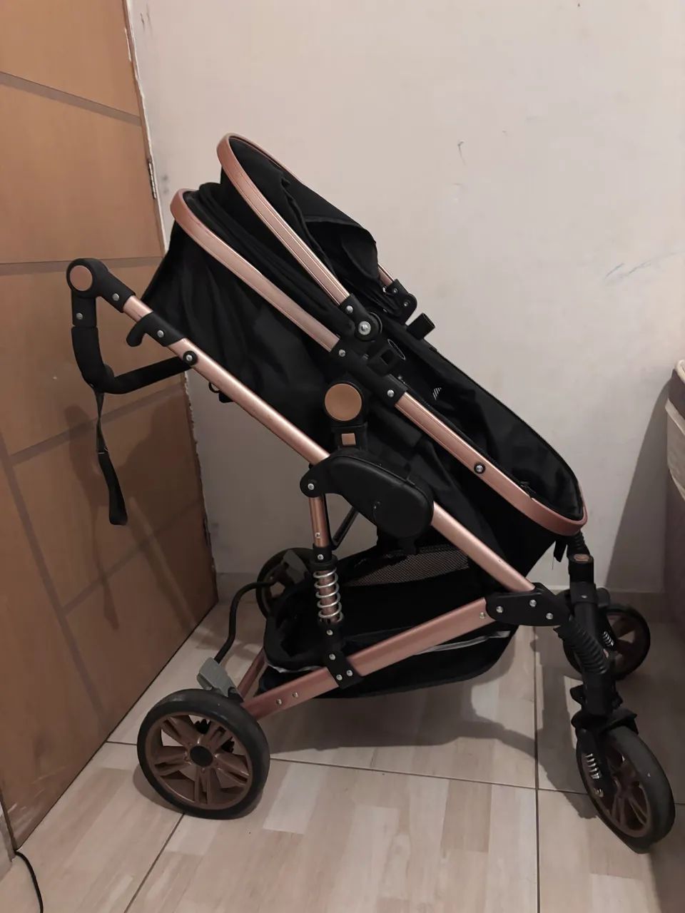 Carrinho de bebê preto e rose 