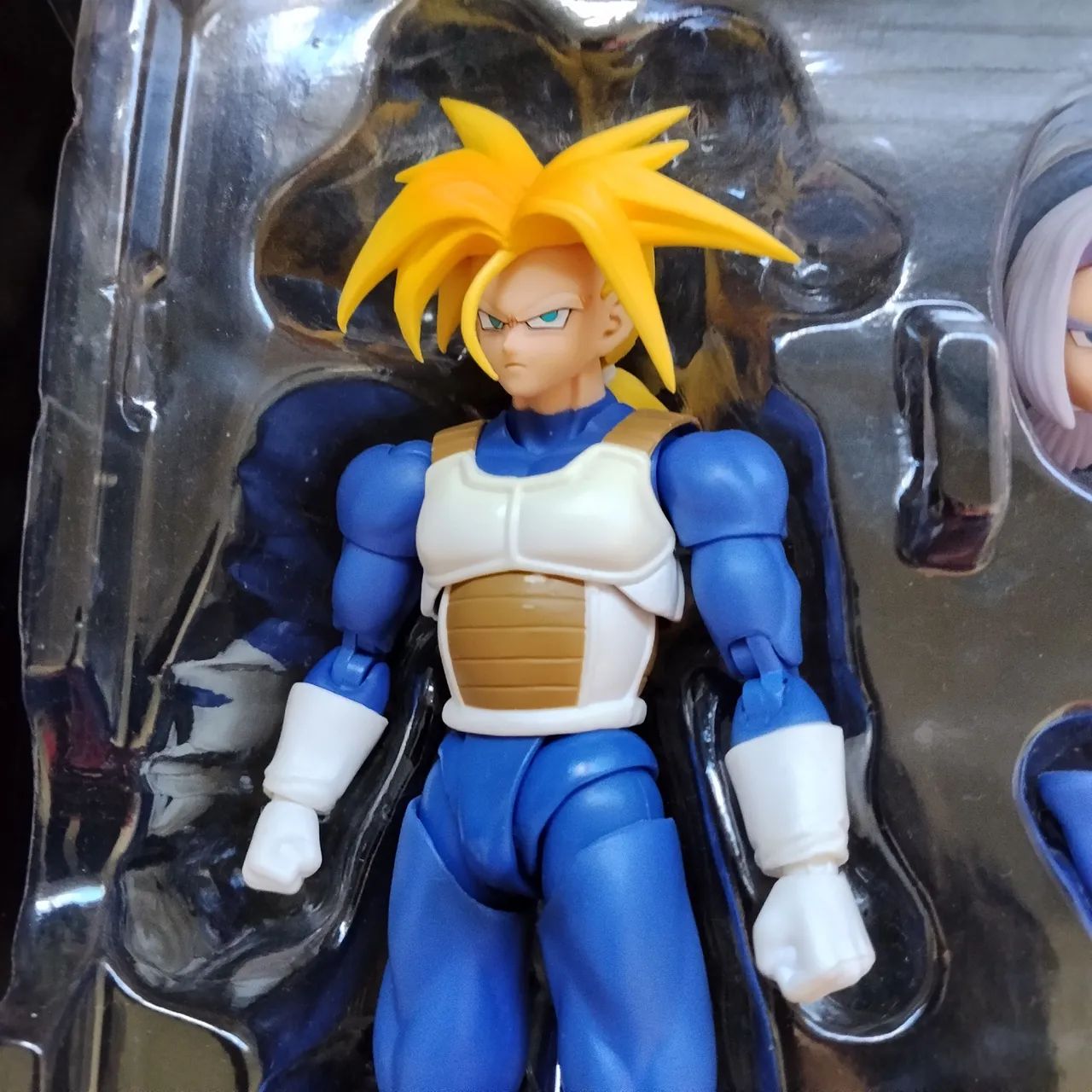 SH Figuarts Bandai Trunks Armored Custom