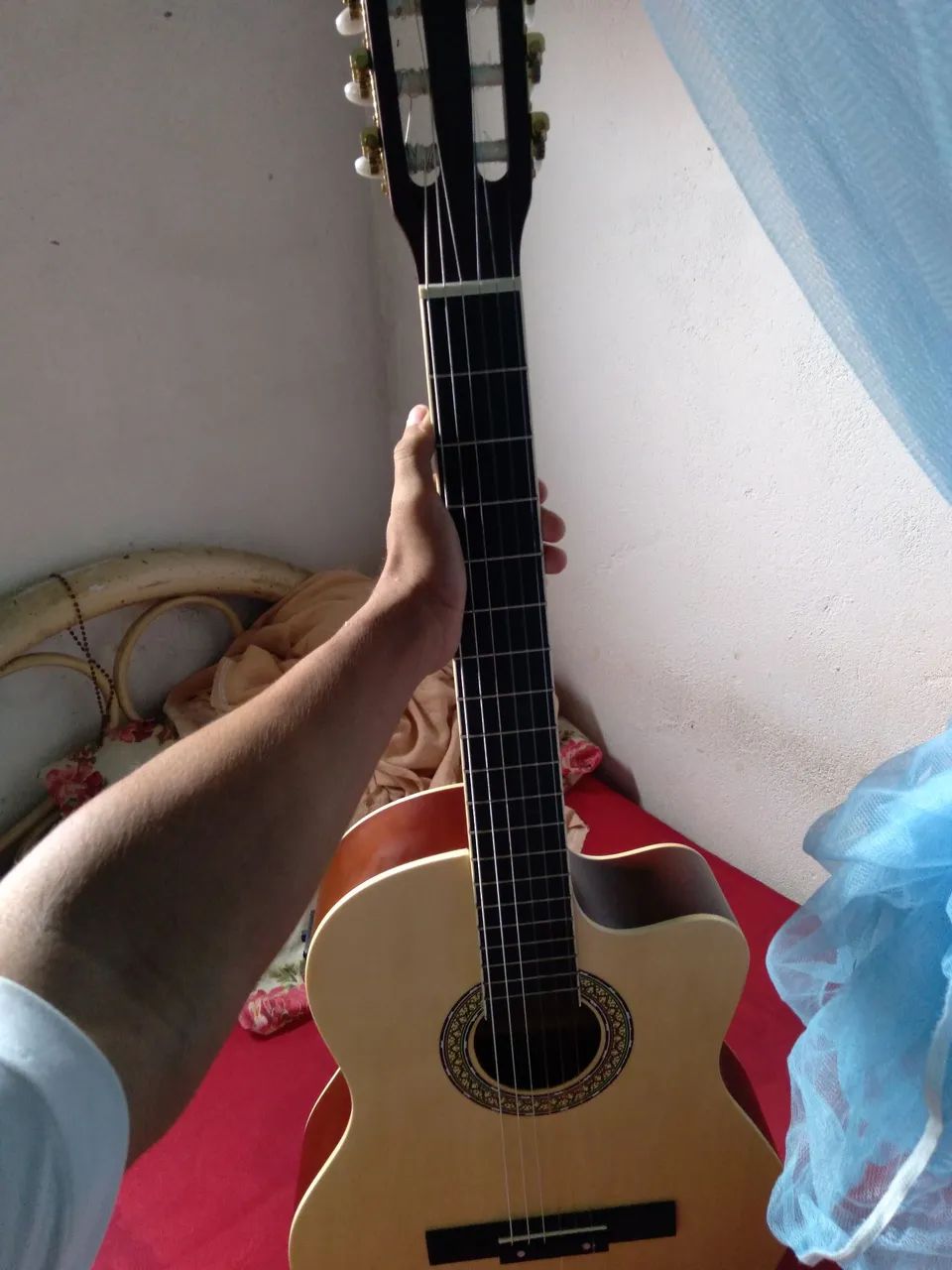 Violão elétrico tonante