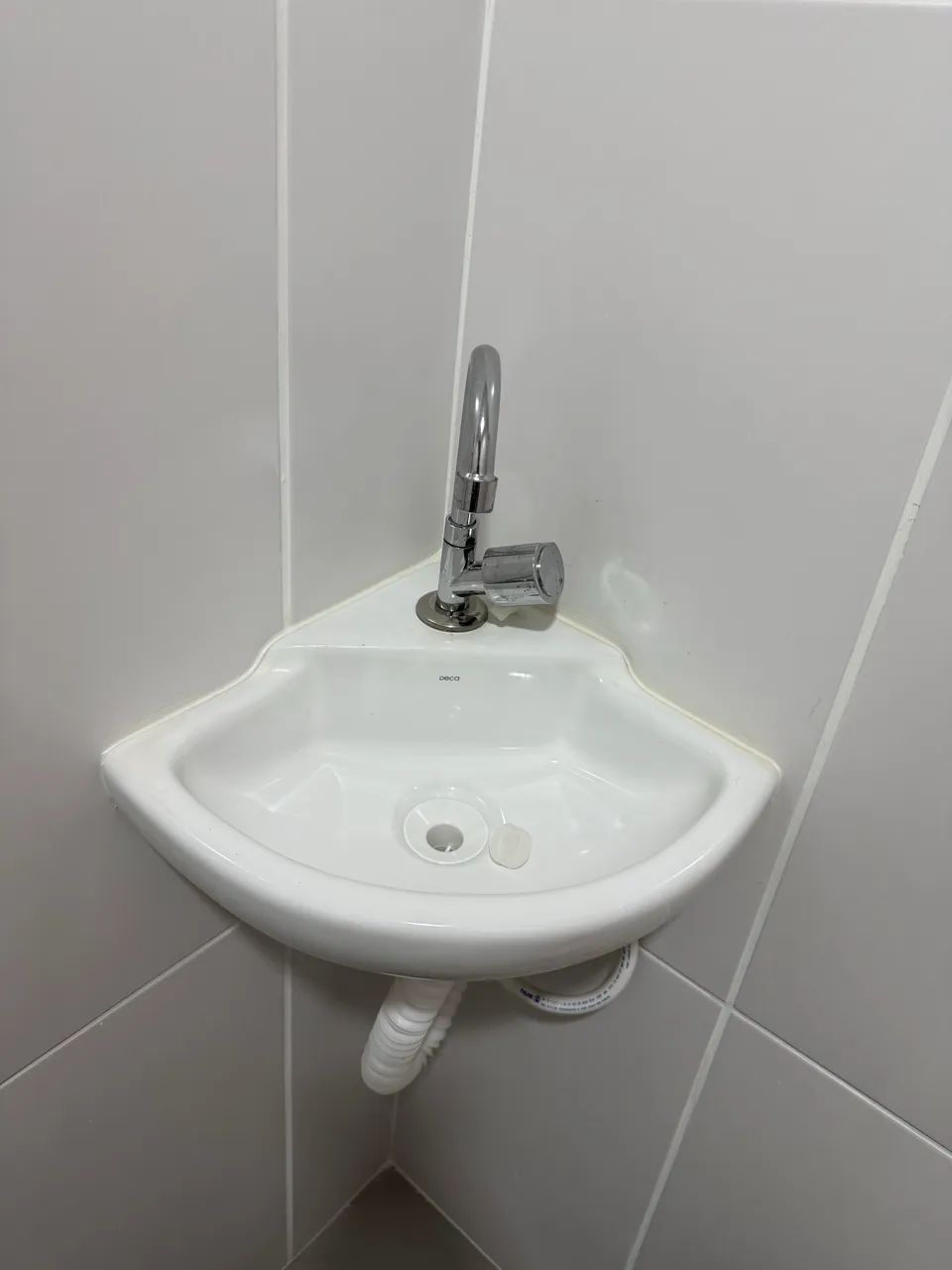 Bathroom sink435690041057617920