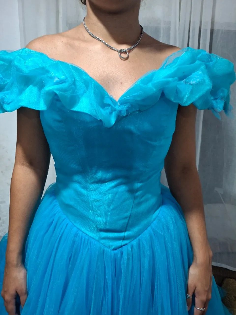 VESTIDO CINDERELA REALISTA COM 9 SAIAS