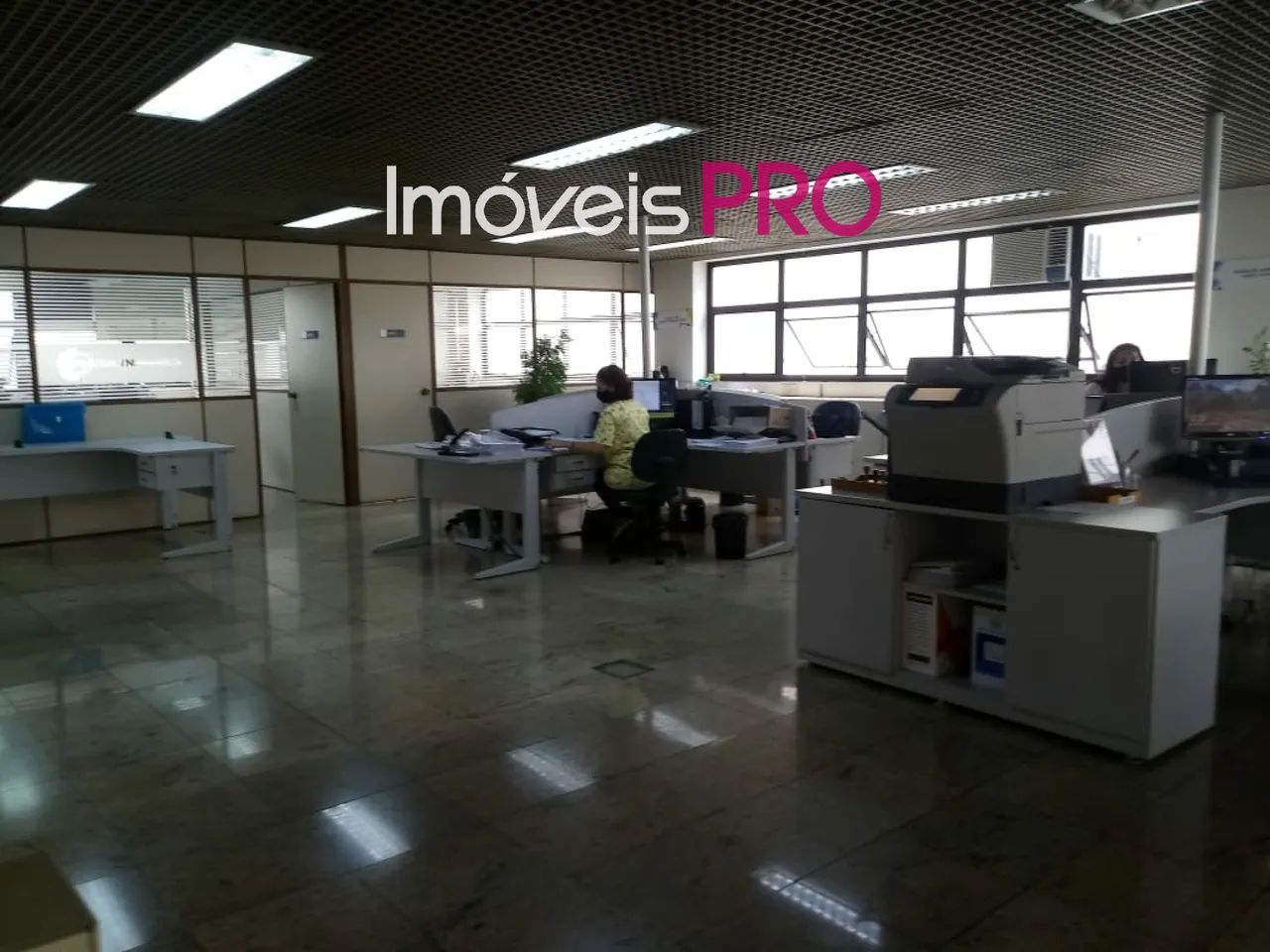 Predio comercial com loja , subsolo e 2 andares