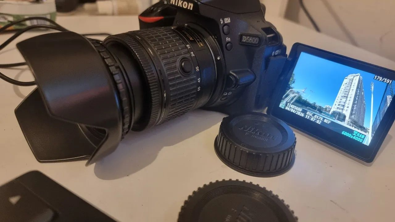 Camera DSLR Nikon D5600 18-55 Af-p e acessorios - Câmeras e
