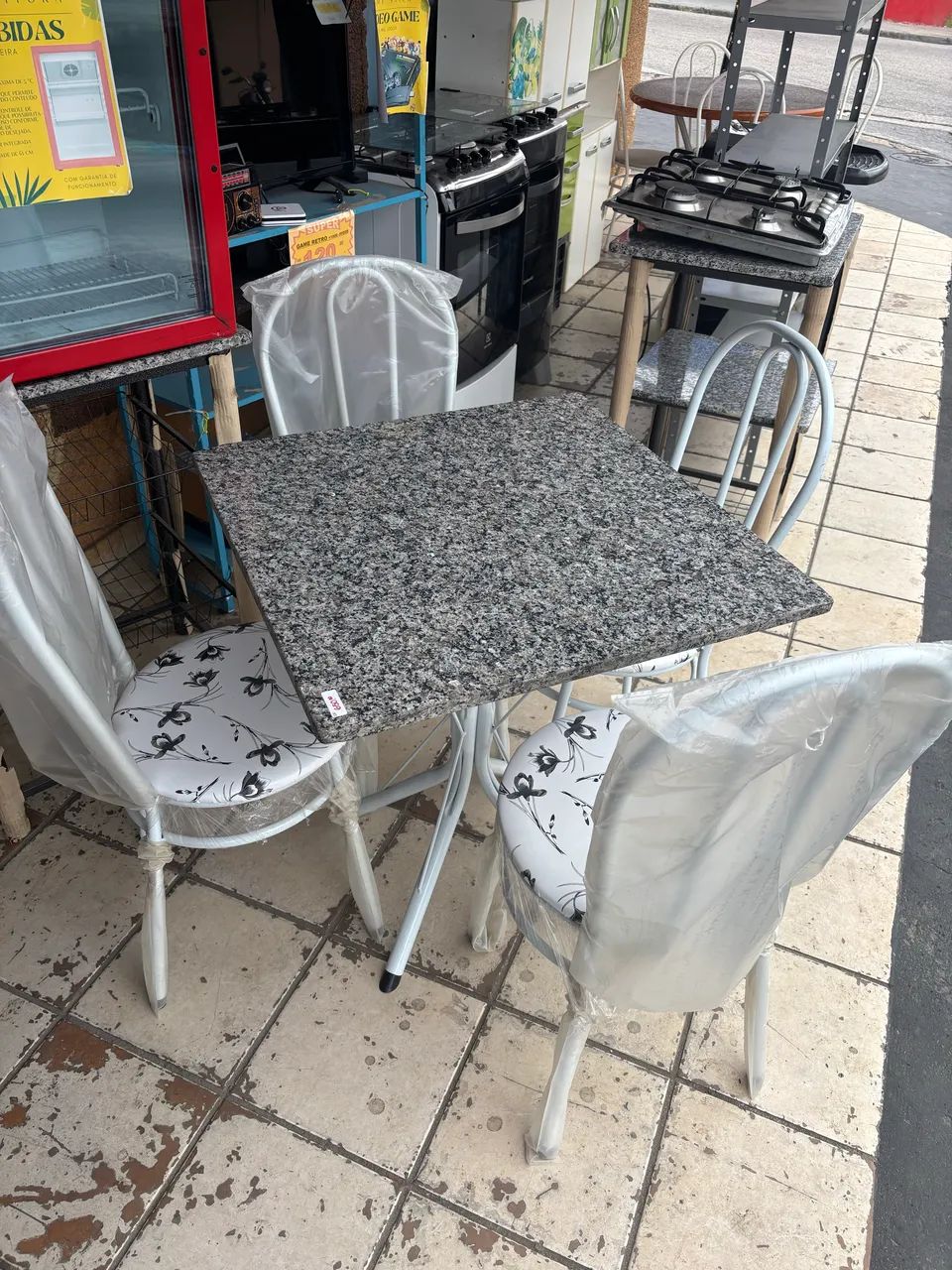 Mesa de granito 4 cadeiras nova 