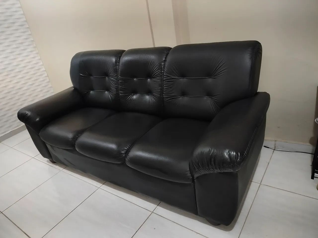 Sofá preto de Courino 3 lugares - Foto 4