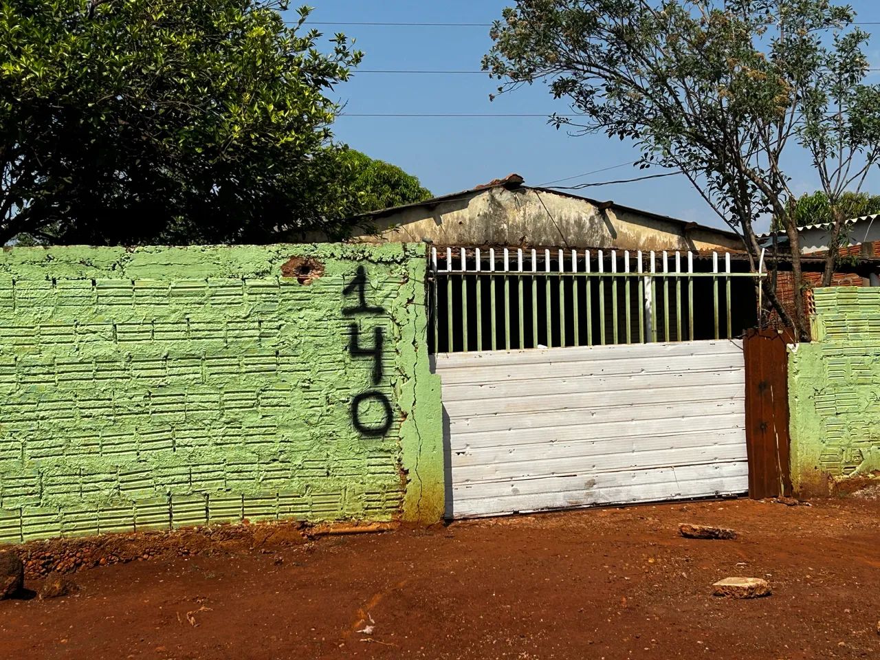 Terreno com casa pequena 