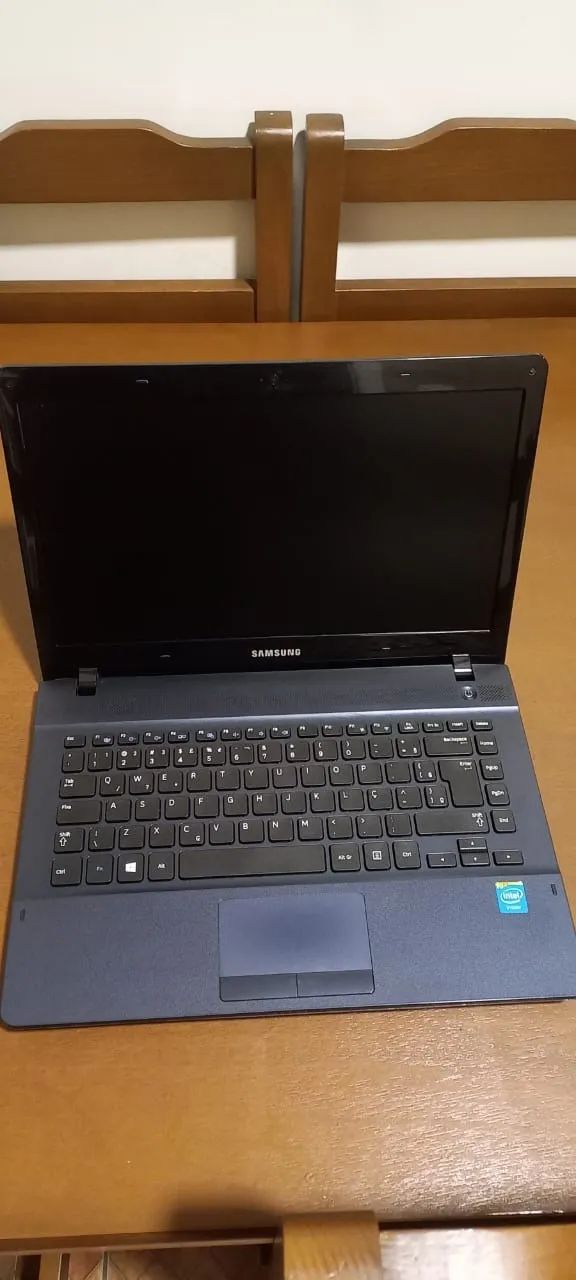 Notebook Samsung + carregador original - para conserto