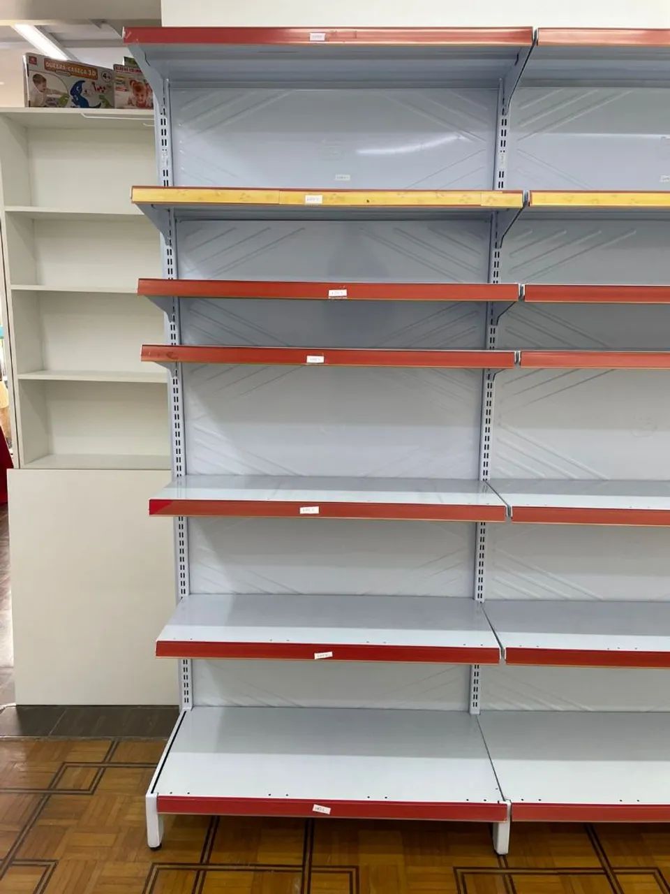 4 Gondolas com prateleiras em metal para comercio em geral - Foto 4