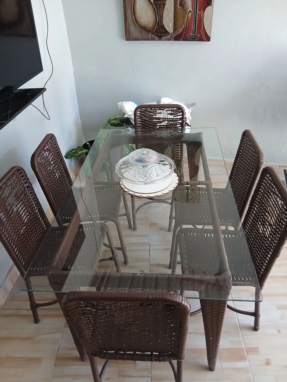Mesa de janta semi nova precisando reforma nas cadeiras  - Foto 2