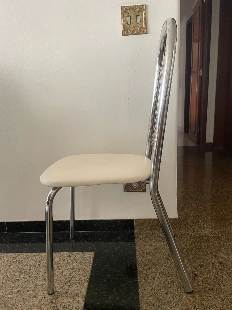 4 Cadeiras Cromadas com Estofado Branco - Excelente Estado - Foto 4