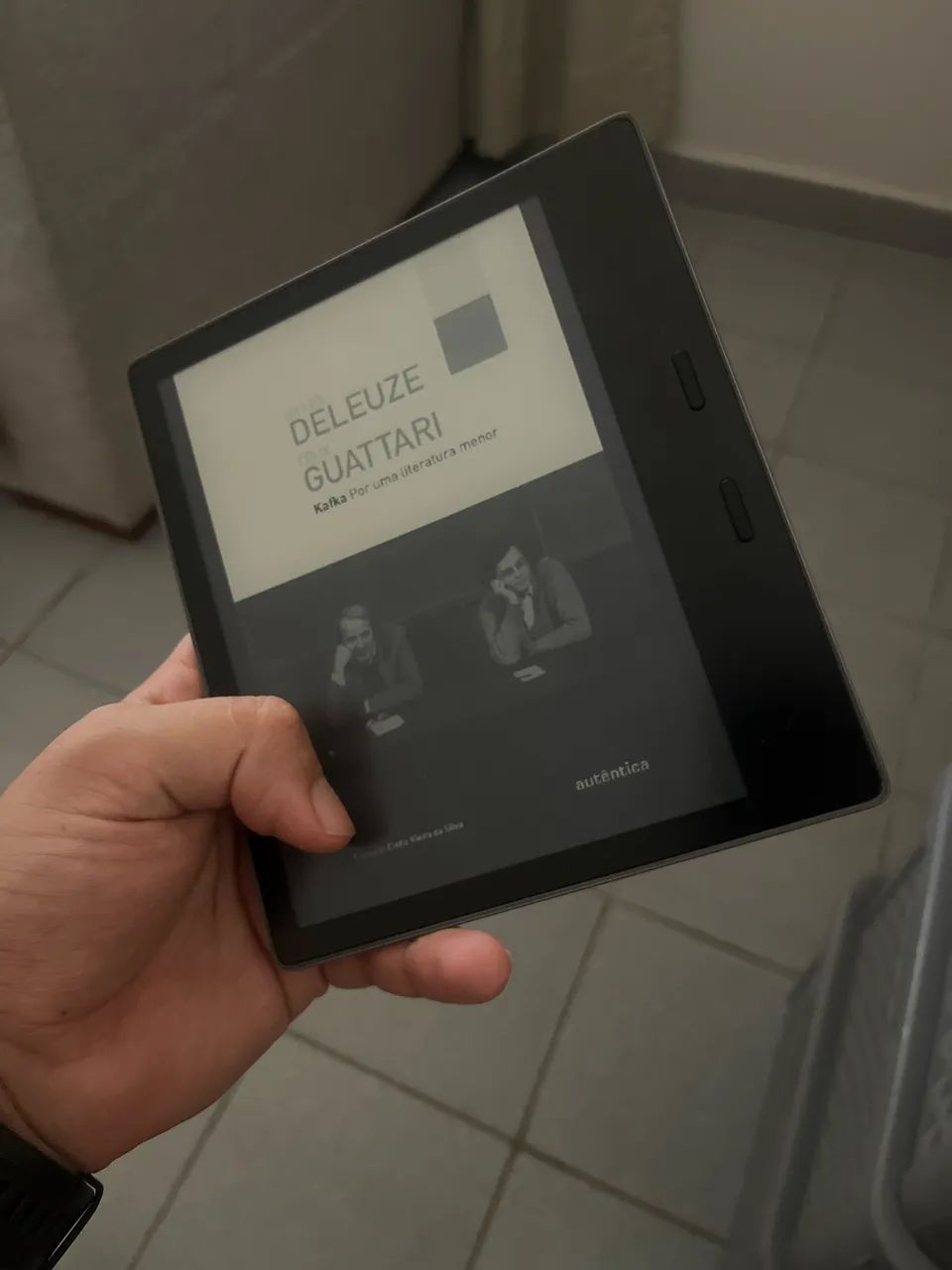 Kindle Oásis 10 geração + capa original Amazon + cabo carregador