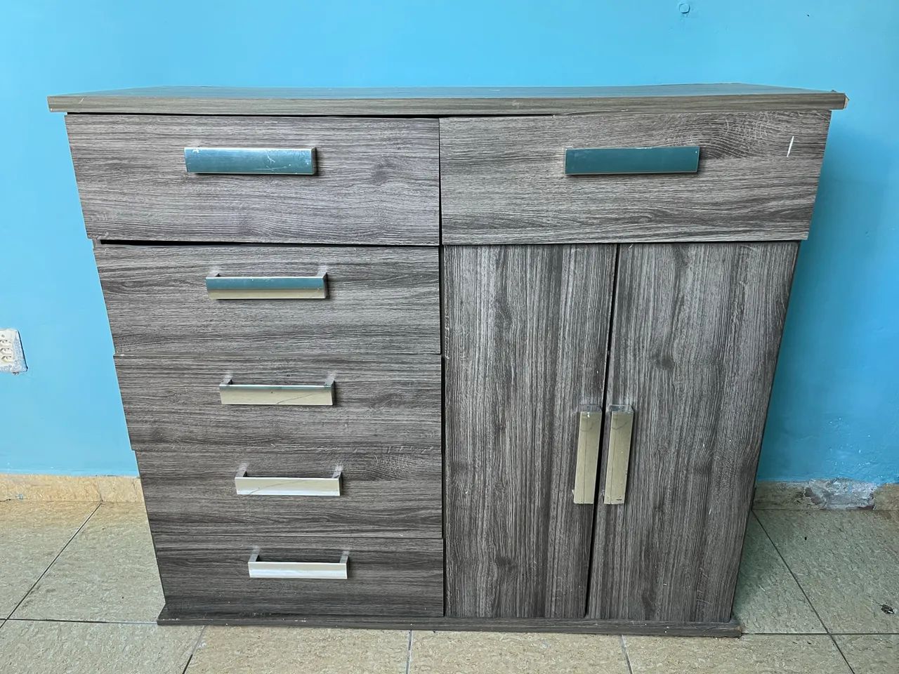 Cômoda de MDF com gavetas
