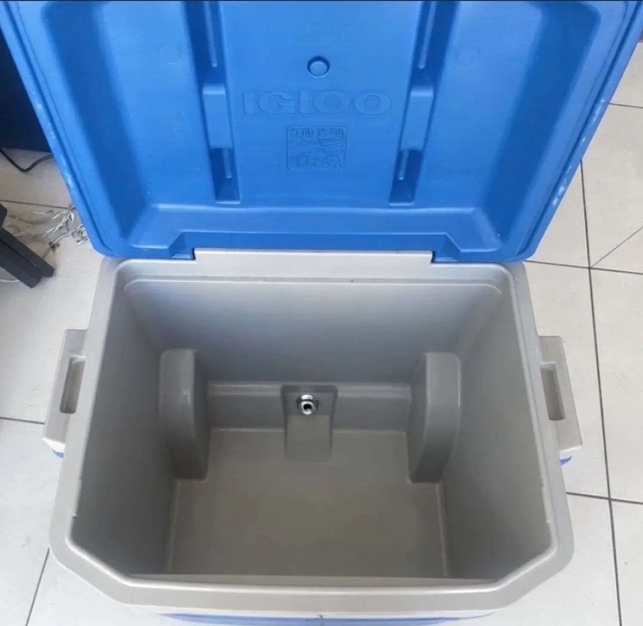 Cooler Igloo Grande com Rodinhas - Azul e Branco | Conservado - Foto 3