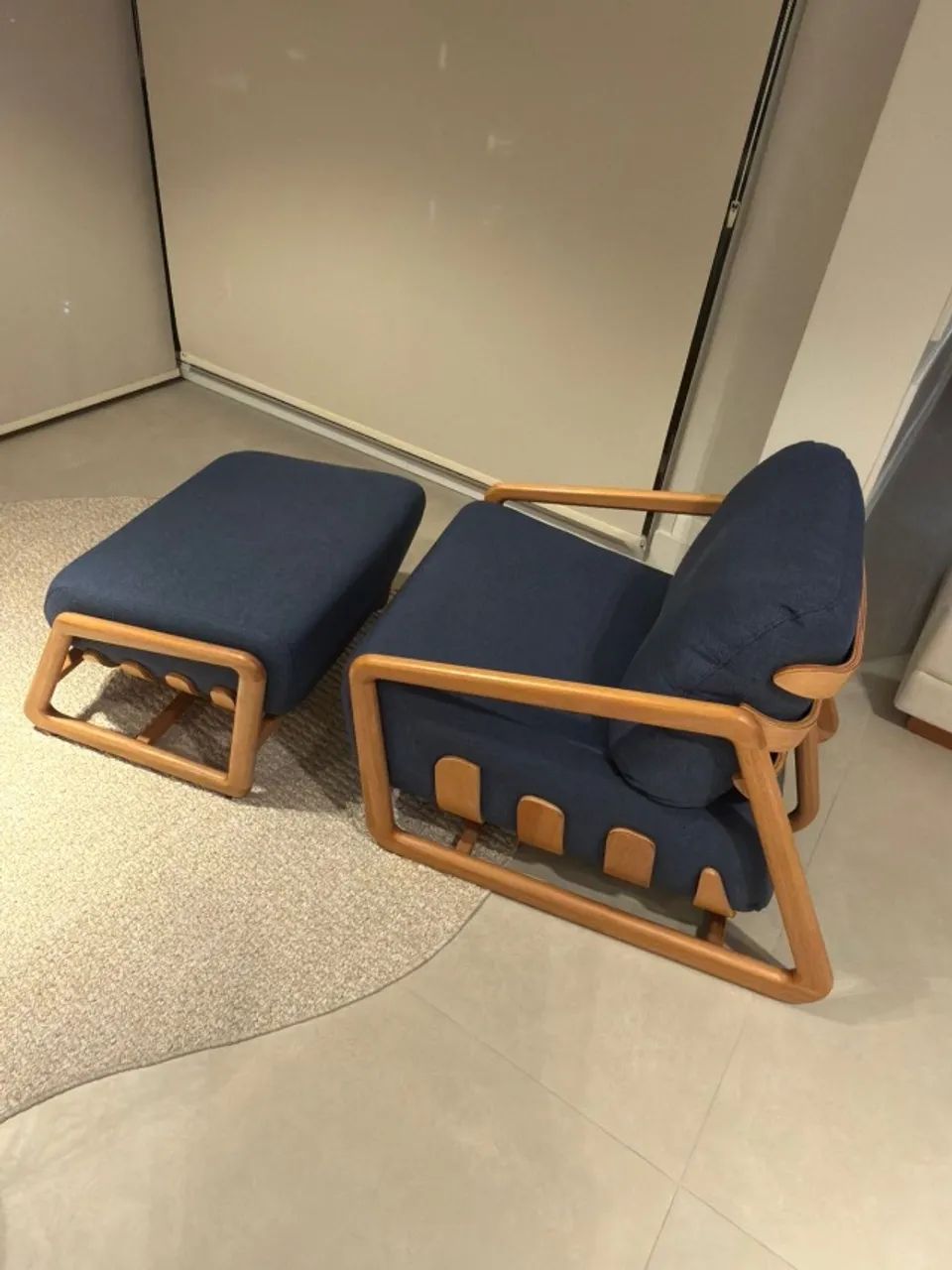 POLTRONA COM PUFF | DESIGN CONTEMPORÂNEO | MADEIRA MACIÇA