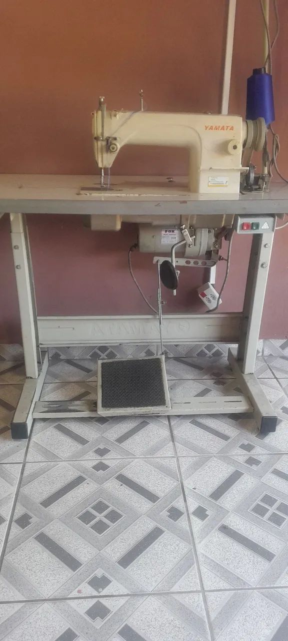 Máquina de costura reta Yamata com bancada