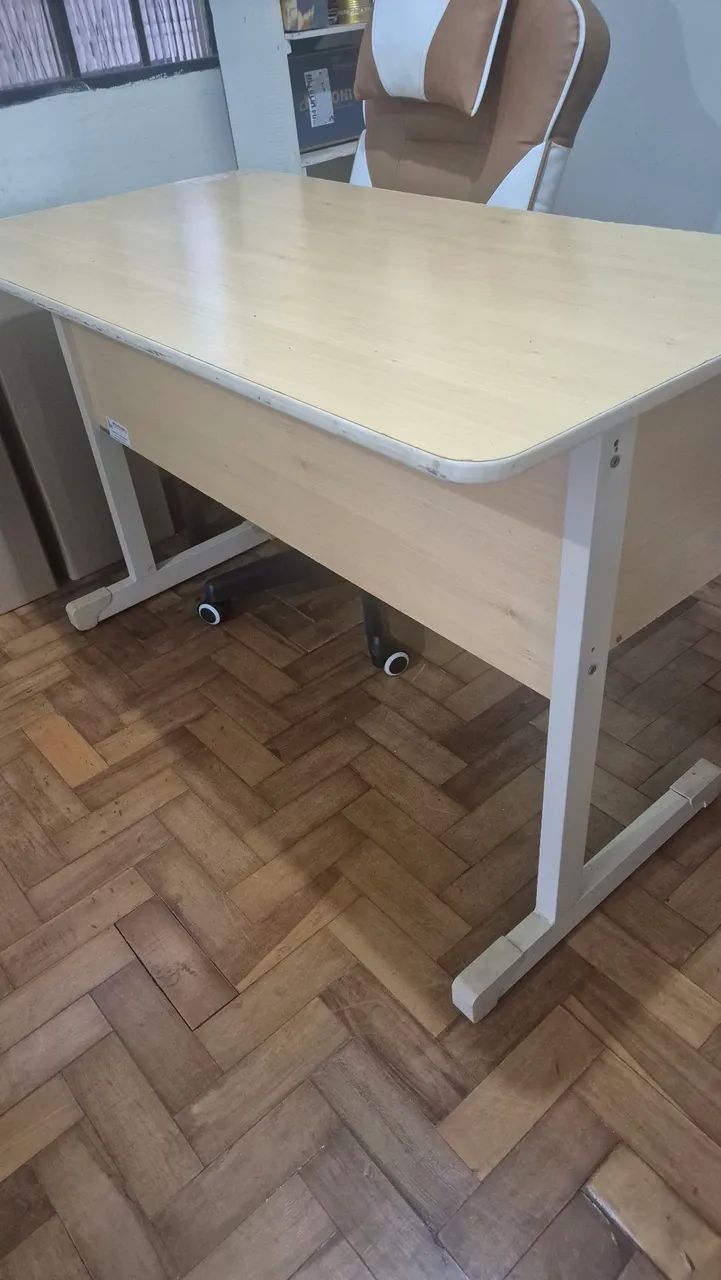 Mesa de estudo com.3 gavetas  - Foto 3