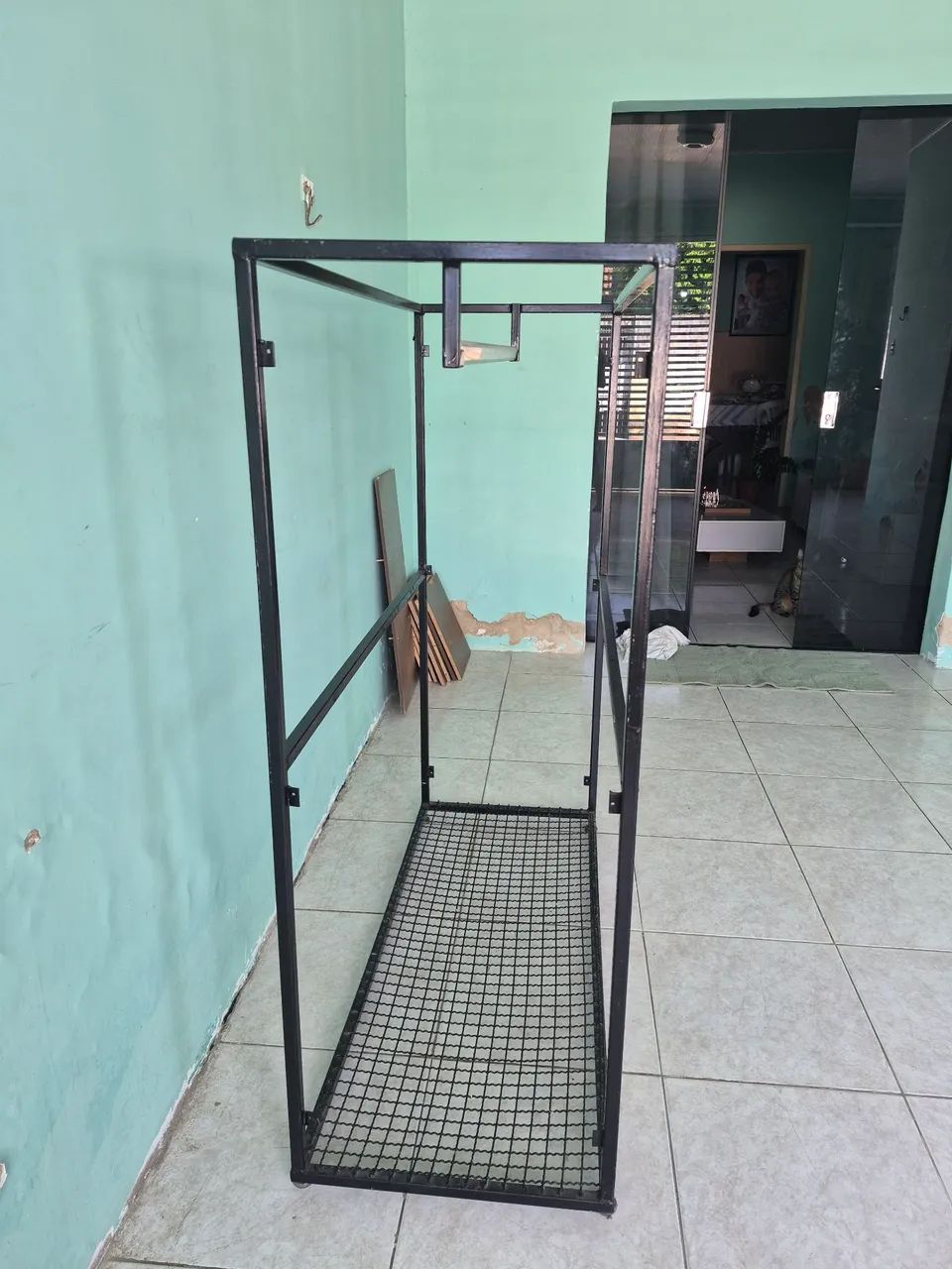 Expositor de Roupas Baixo em Metal com Base Reforçada - Foto 2