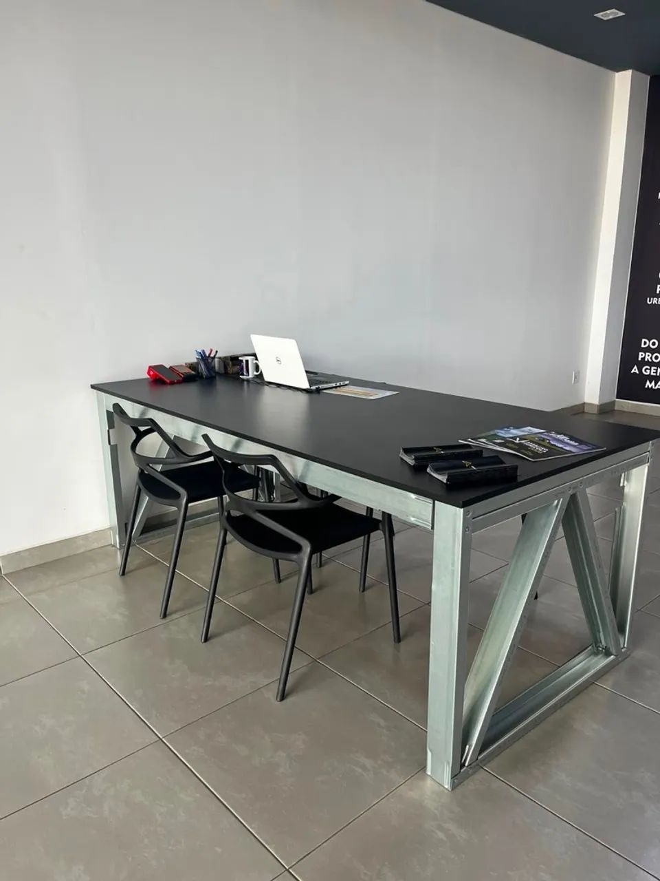 Mesa, cadeiras e prateleira