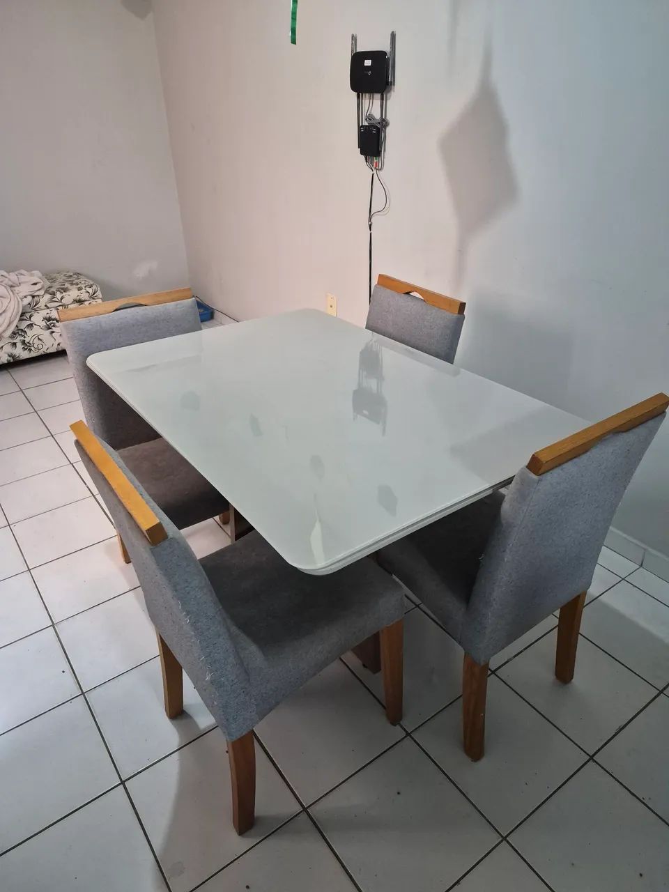 Mesa em MDF com vidro temperado 4 lugares 