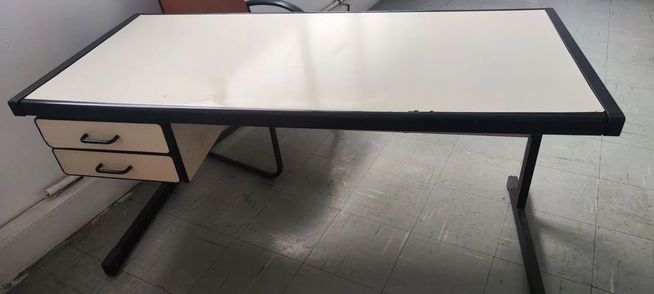 Mesa com duas gavetas base de ferro - Foto 5