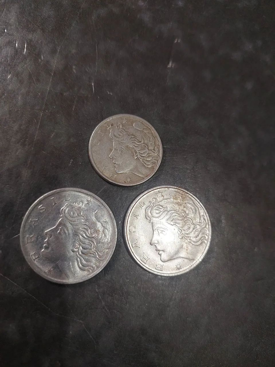 Moedas antigas de 10 e 50 centavos de 1975.