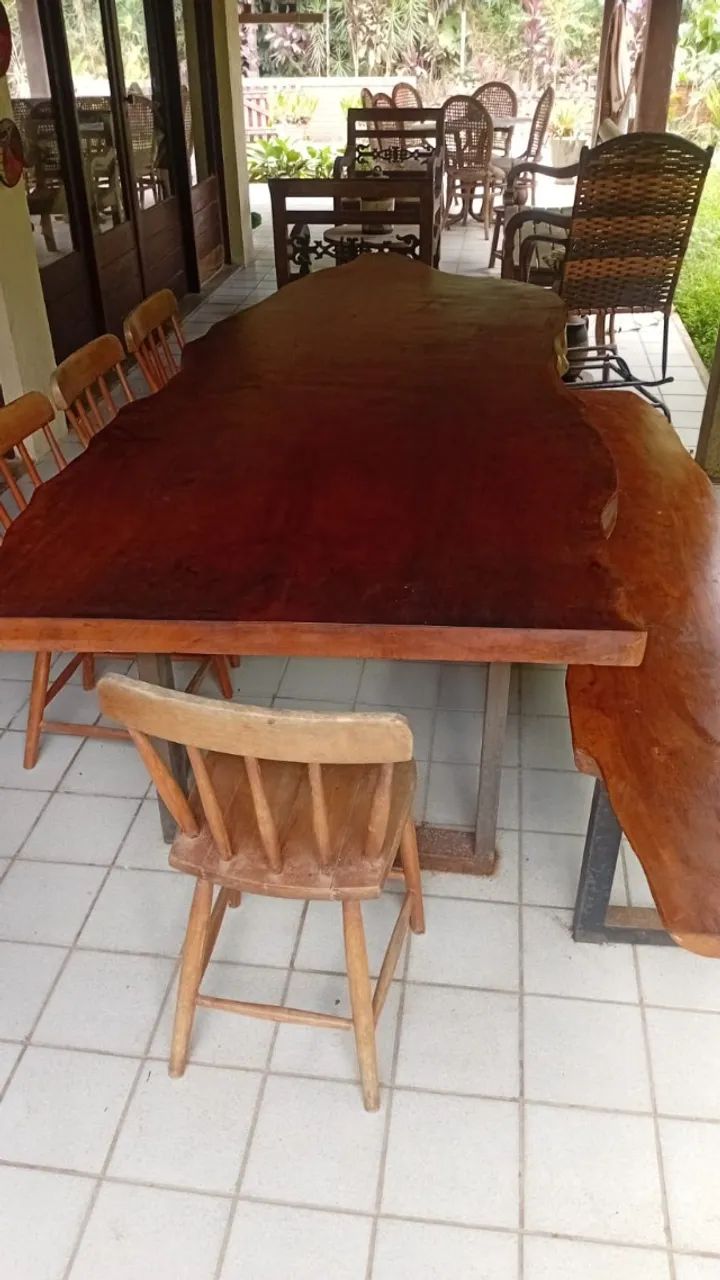 Mesa madeira rústica com banco. 