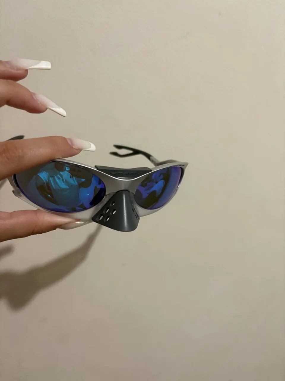 OAKLEY PLANTARIS CINZA COM LENTE POLARIZADA 