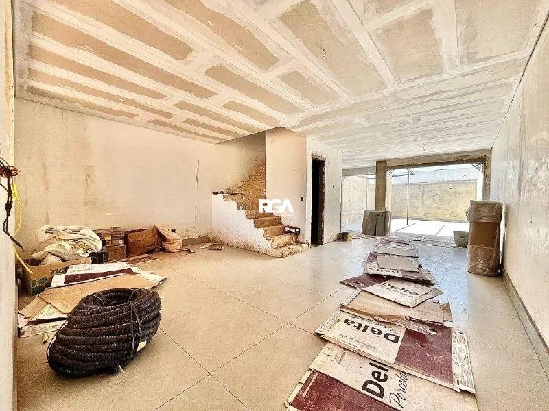 Casa Geminada 4 Quartos (1 Suíte com Closet)  156m² Construídos  252m² de Área Total  3 Va