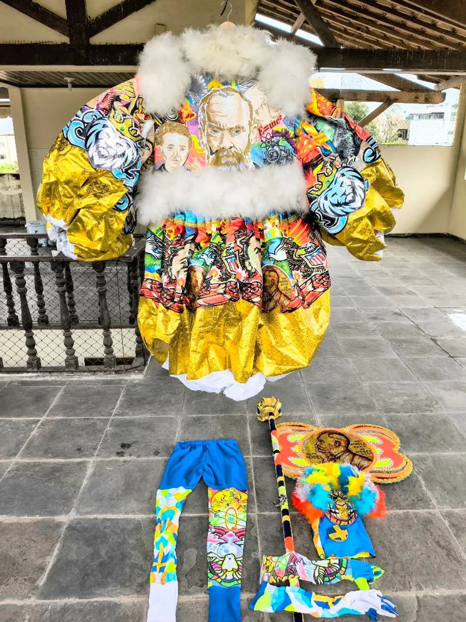 Bate bola Clóvis turma Bicho Rei 2025 máscara casaca macacão bandeira lycra