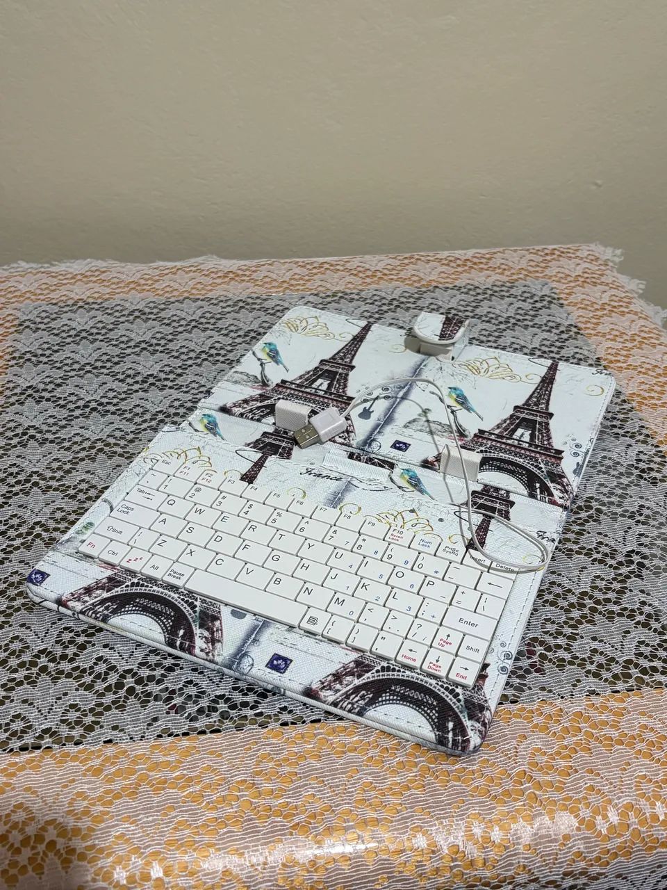Capa com Teclado para Tablet - Estampa Paris / Torre Eiffel - Foto 4
