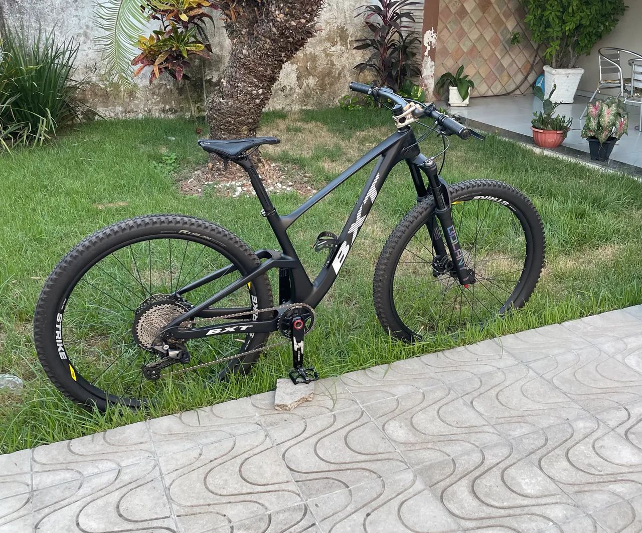 Bicicleta BXT Carbono 12v Shimano - estado de nova, pouco usada. - Foto 4