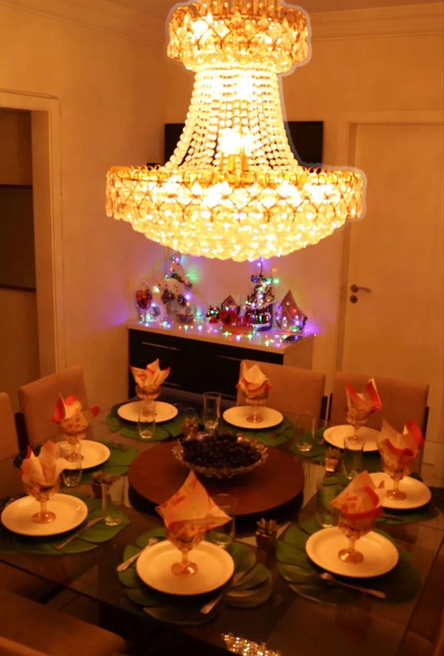 Vendo mesa grande com 8 cadeiras 